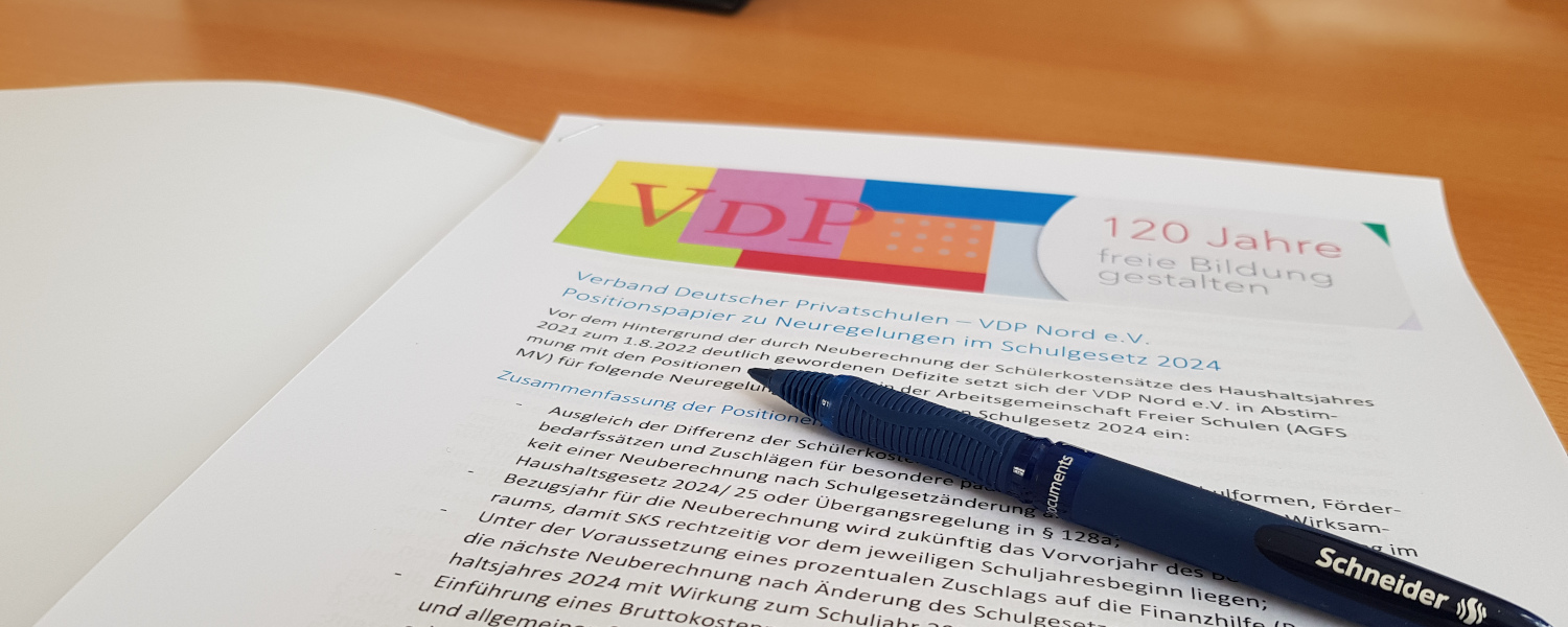 Das Bild zeigt ein Foto des Positionspapiers zum Schulgesetz MV mit VDP-Logo und Schreibstift